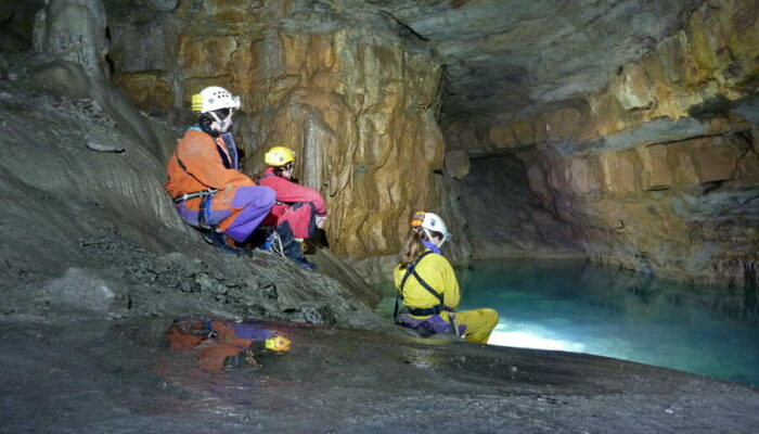 Image 0 : GRANDEUR NATURE : SPÉLÉOLOGIE